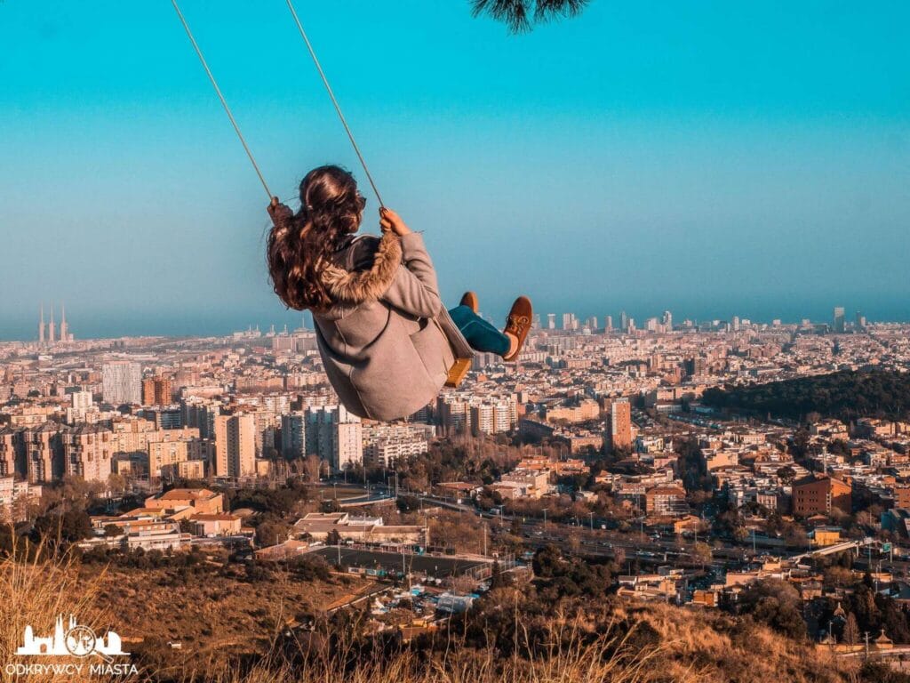 Punkt widokowy Barcelona Horta 1 Punkt widokowy w Barcelonie Horta dziewczyna na huśtawce