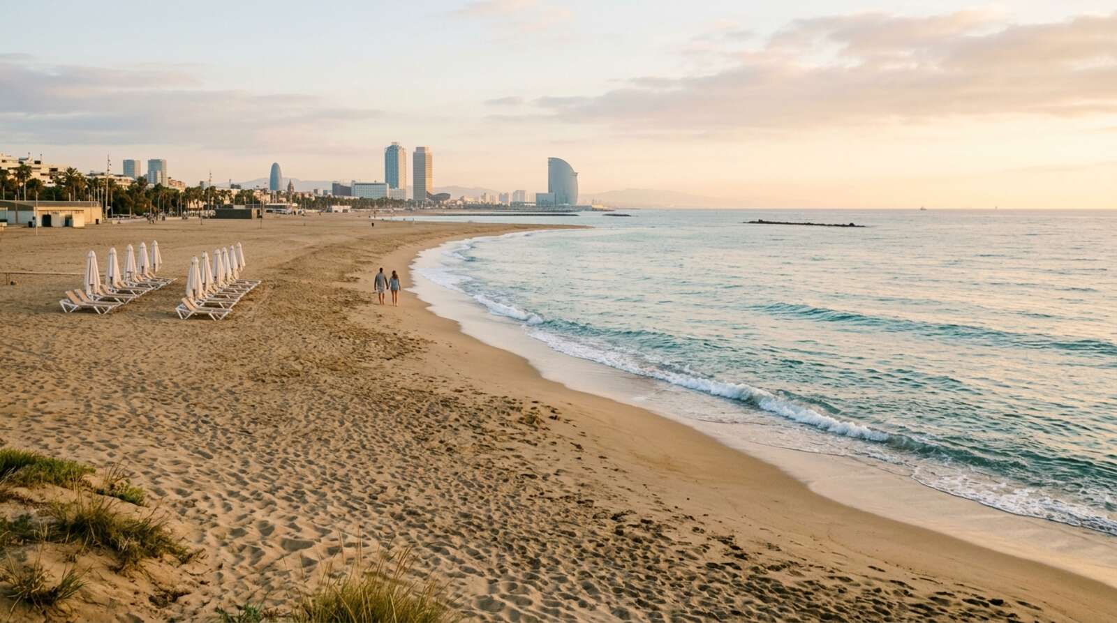 Pusta plaża w Barcelonie w październiku — spokój poza sezonem