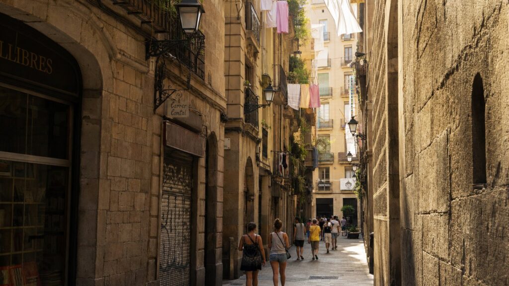 Z Blanes do Barcelony na jeden dzień — transport, bilety i plan zwiedzania 5 Barcelona — widok na centrum miasta