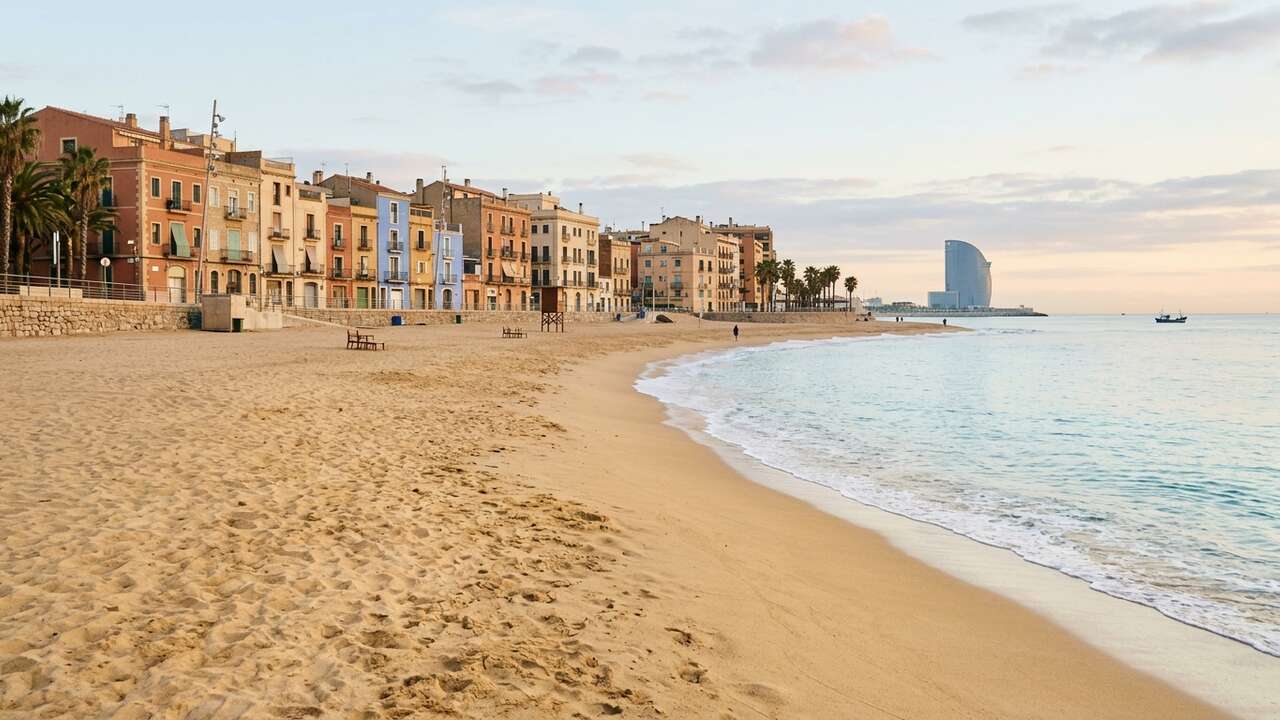 Plaża Barceloneta w Barcelonie o poranku