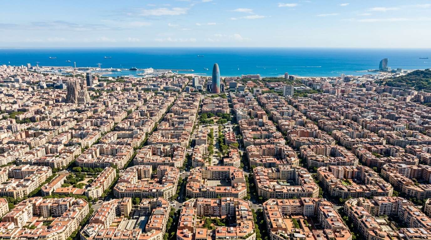Wieże Sagrada Família — Narodzenia czy Męki: którą wybrać, jak wygląda wjazd i zejście i dla kogo wieża to zły pomysł 2 Widok z wieży Narodzenia Sagrada Família w stronę Morza Śródziemnego