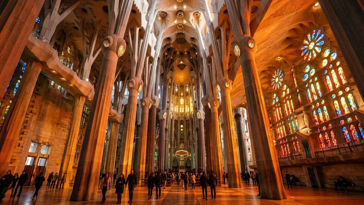 Witraże Sagrada Família w zimowym słońcu