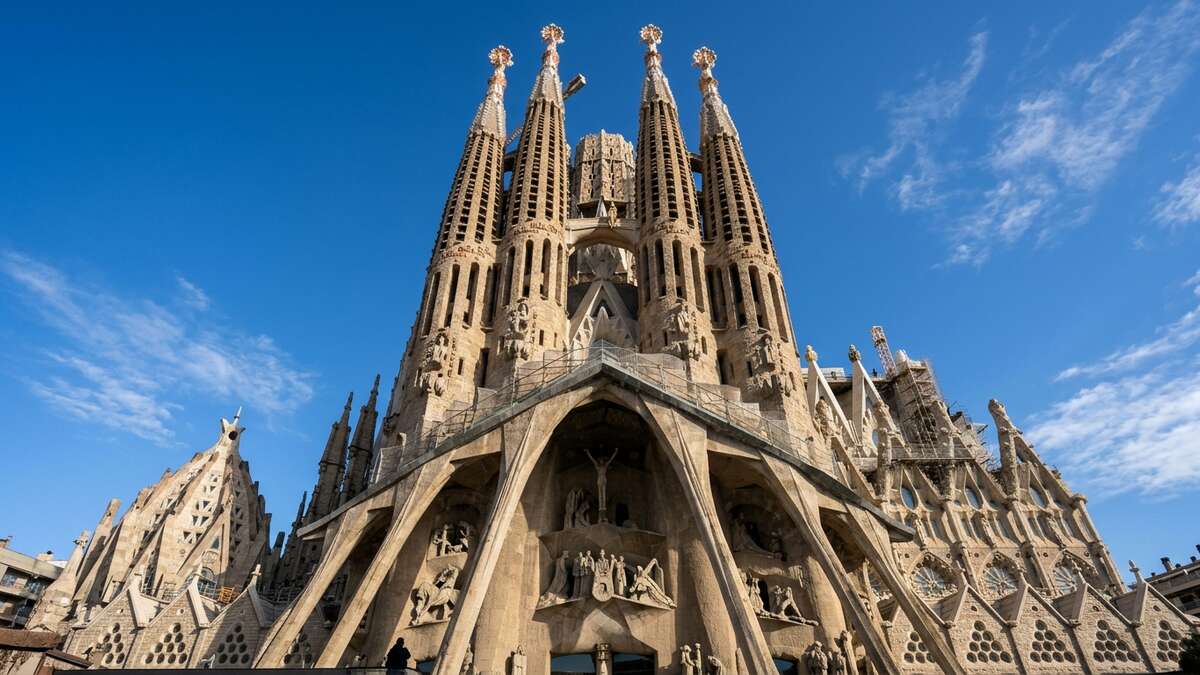 Wieże Sagrada Família zimą