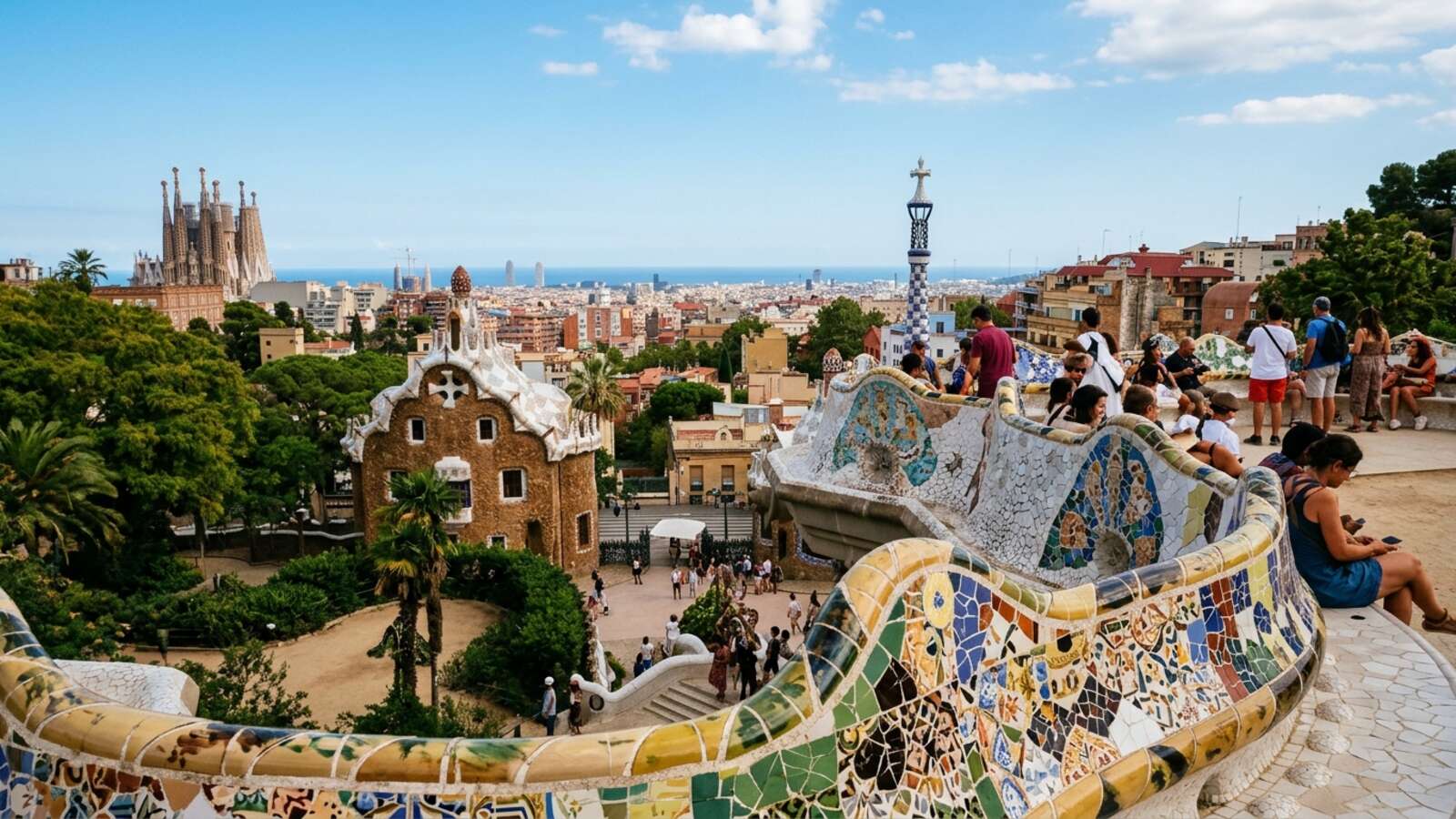 Park Güell w Barcelonie — kolorowa mozaika i widok na miasto