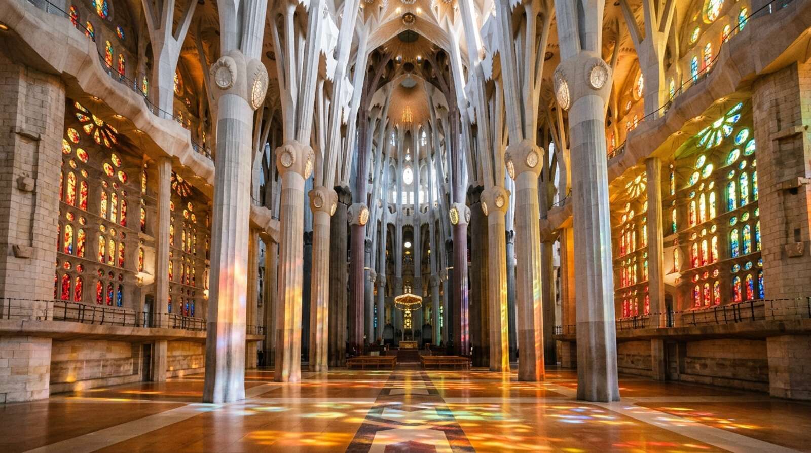 Wnętrze Sagrada Família — las kolumn i kolorowe światło witraży